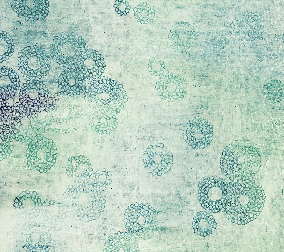 Uquwa<br>Peering into flowers